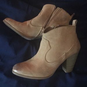 🥂CLOSEOUT SALE!!🎉 Tan Boots